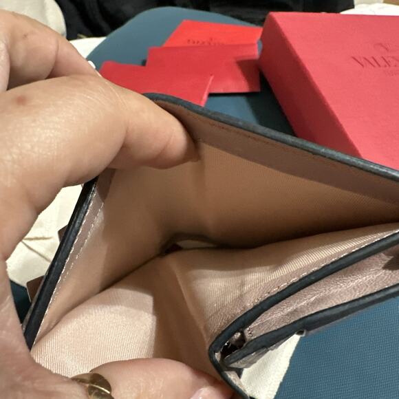 Authentic Valentino Rockstud Taupe Leather Silver Studded Wallet Dust Cover/Box - Picture 8 of 10